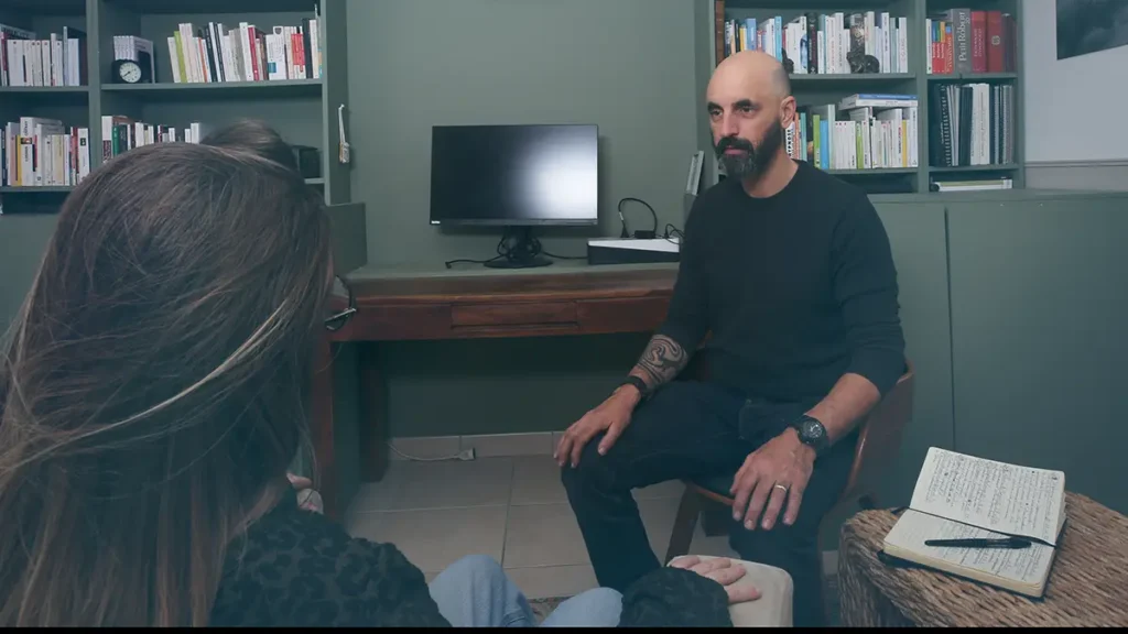 Alexis Courraud hypnothérapeute en séance dans son cabinet à Parçay-sur-Vienne, co-organisateur du Festival bien-être de Pontourny 2026