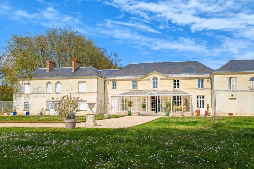 Façade du Domaine de Pontourny à Beaumont-en-Véron, lieu du Festival Bien-Être 2026