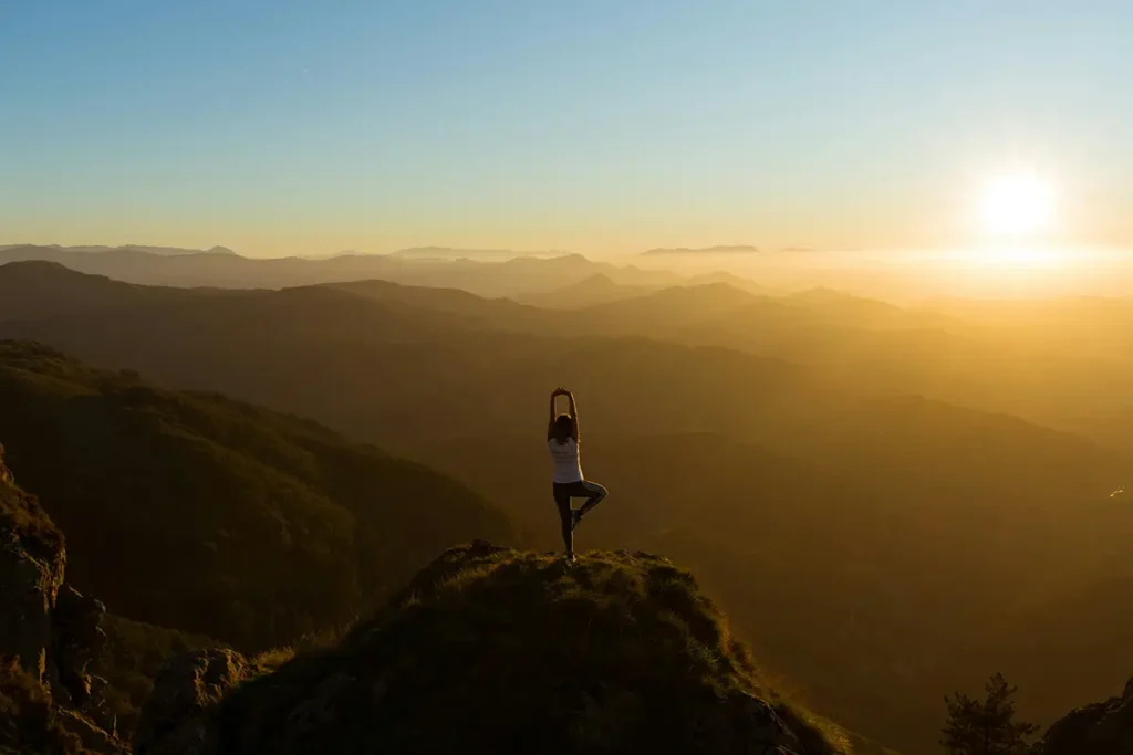 Posture de yoga au lever du soleil, découverte de soi au Festival de Pontourny 2026