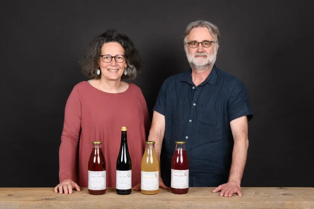 Nathalie Lechevallier et Christophe avec la gamme 4C-Drinks, boissons artisanales à base de plantes, Chinon, Festival bien-être de Pontourny 2026