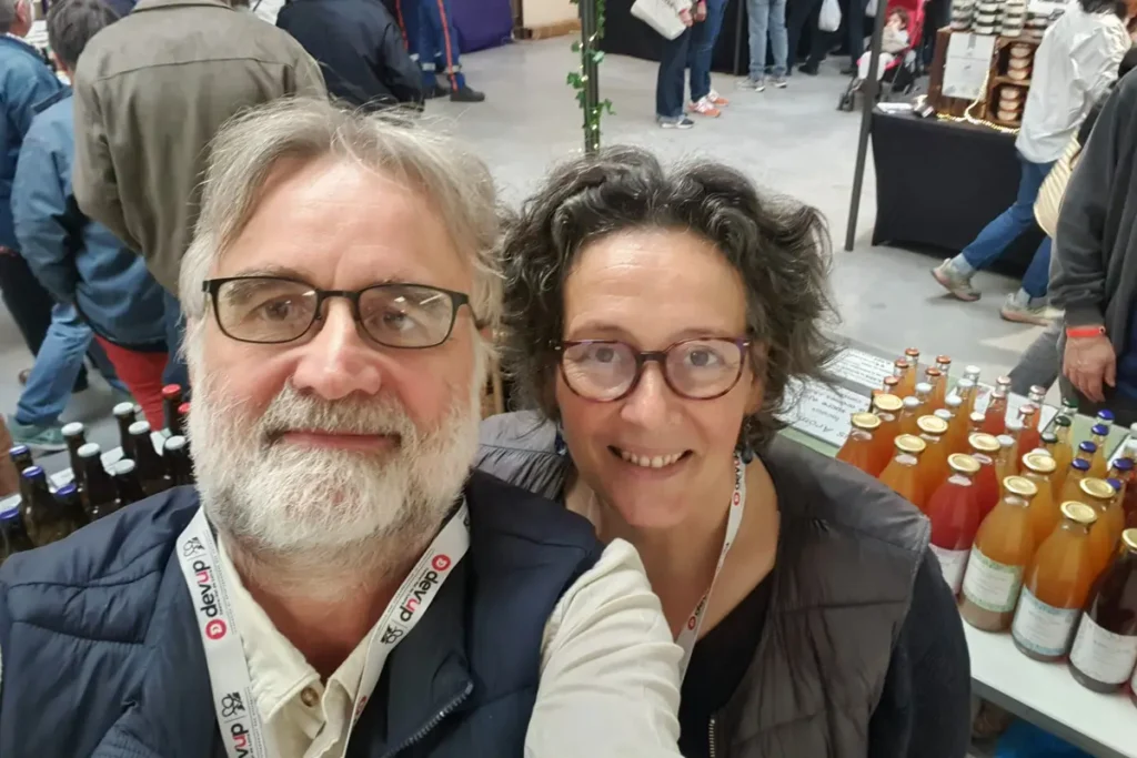 Nathalie Lechevallier et Christophe de 4C-Drinks sur leur stand lors d'un salon, avec leurs bouteilles de boissons artisanales