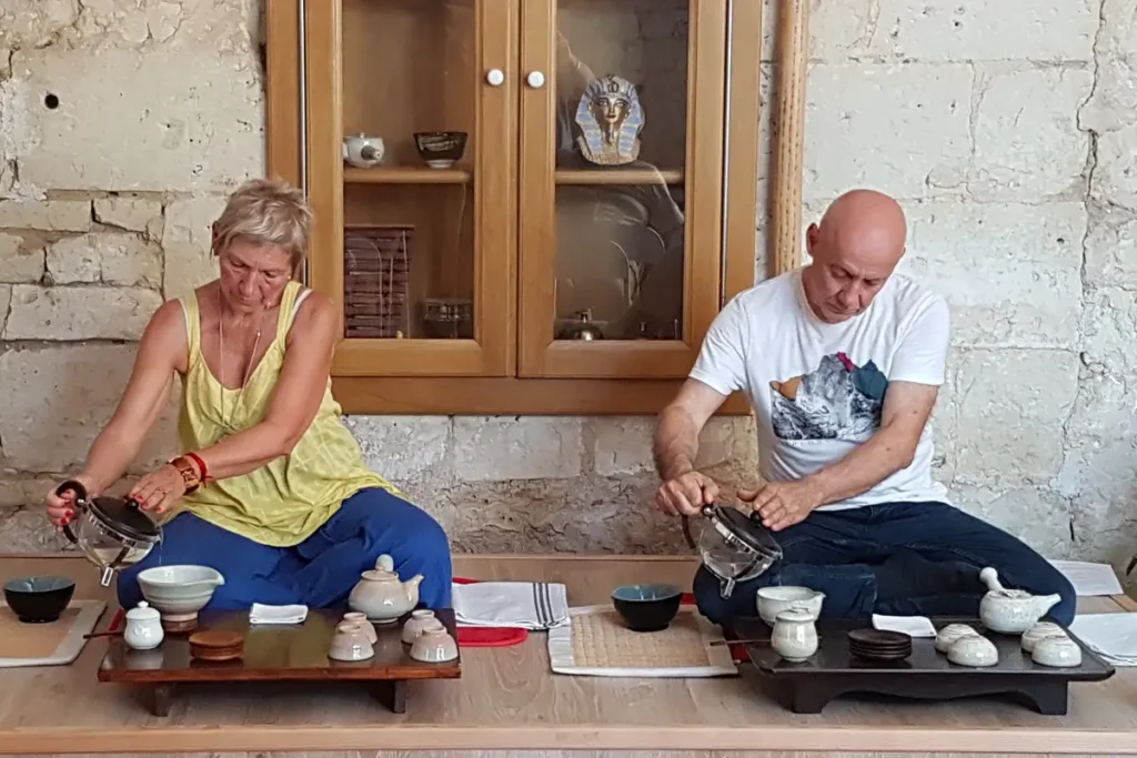 Gérard Gaudin pratiquant la cérémonie du thé zen en duo, Association RCS Touraine, exposant au Festival bien-être de Pontourny 2026