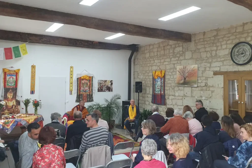 Gérard Gaudin assurant la traduction d'un enseignement du Maître bouddhiste Ahbay Rinpoche, Association RCS Touraine