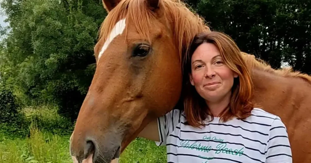 Christine Mathiot, kinésiologue animalière à Bréhémont, avec son cheval, exposante au Festival bien-être de Pontourny les 6 et 7 juin 2026