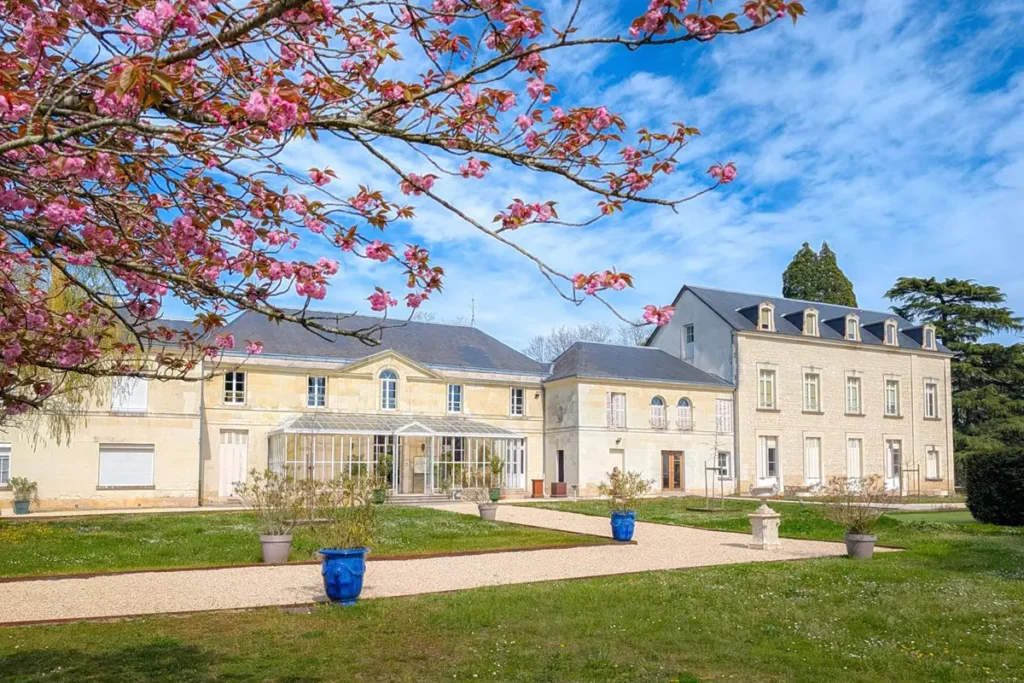 Façade du Domaine de Pontourny à Beaumont-en-Véron, lieu du Festival bien-être de Pontourny les 6 et 7 juin 2026