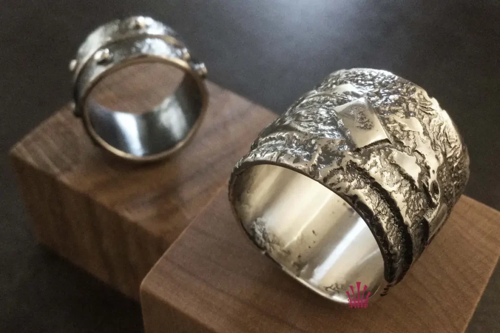 Bague et bracelet en argent créés par Gabrielle Plasse, bijoutière à Candes-Saint-Martin, exposante au Festival bien-être de Pontourny 2026