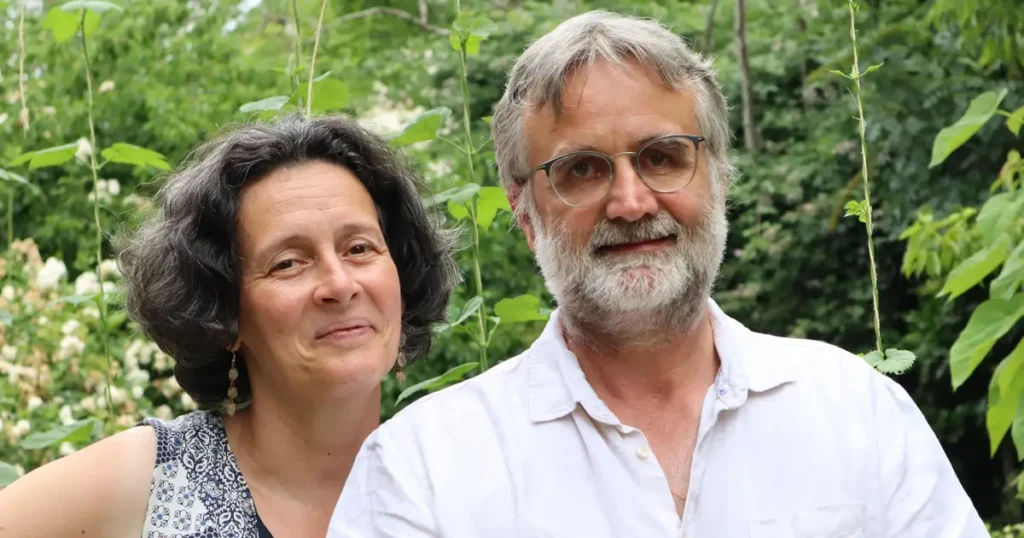 Nathalie Lechevallier et Christophe, fondateurs de 4C-Drinks, fabrique artisanale de boissons à base de plantes à Chinon