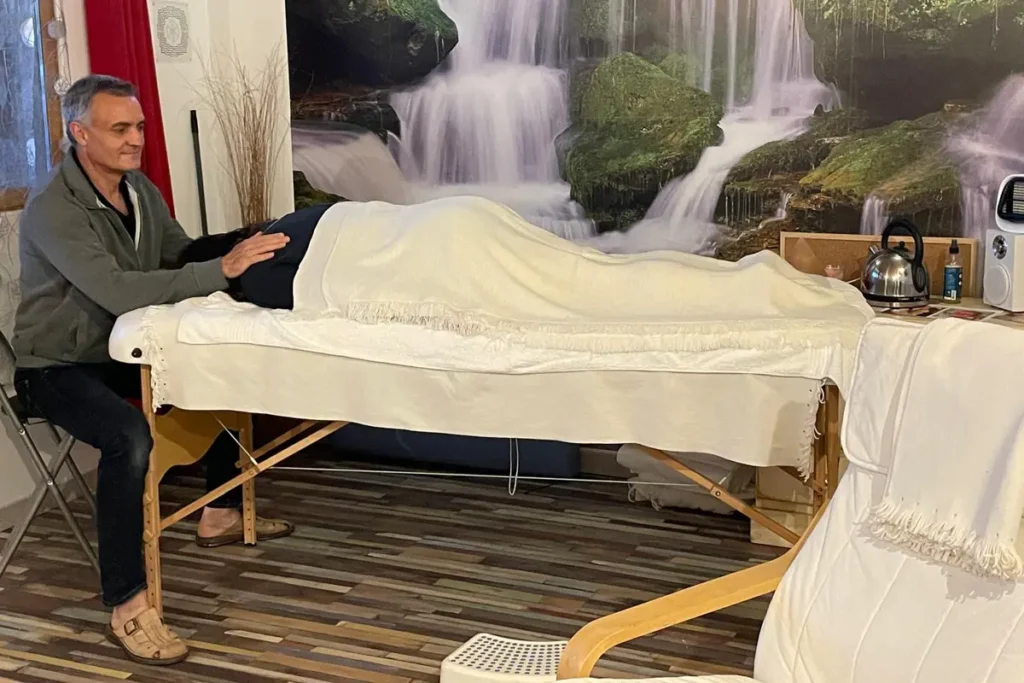Olivier Bonnamy, Maître Reiki, en séance dans son cabinet à Huismes, exposant au Festival bien-être de Pontourny 2026