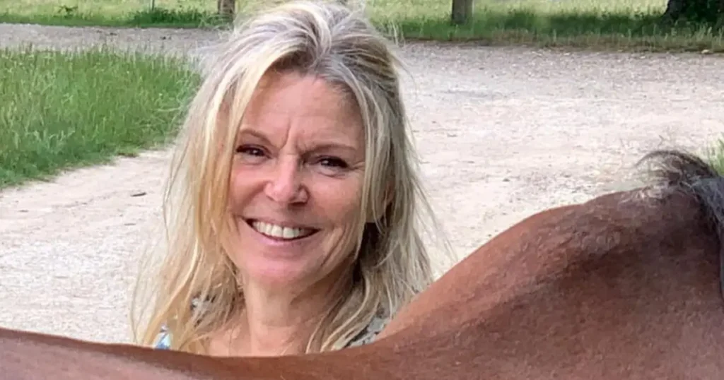 Sandrine Lebecq, praticienne en médiation équine et pleine conscience, avec son cheval, au Festival bien-être de Pontourny 2026