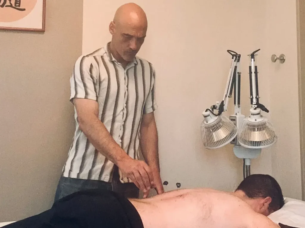 Thibaut Métais en séance d'acupuncture dans son cabinet à Chinon, exposant au Festival bien-être de Pontourny les 6 et 7 juin 2026