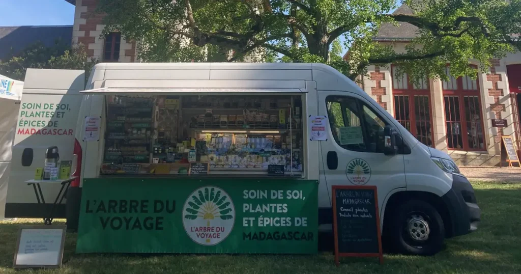 Le stand L'Arbre du Voyage d'Ando Rajoelina ouvert sur un marché de Touraine, plantes et épices de Madagascar