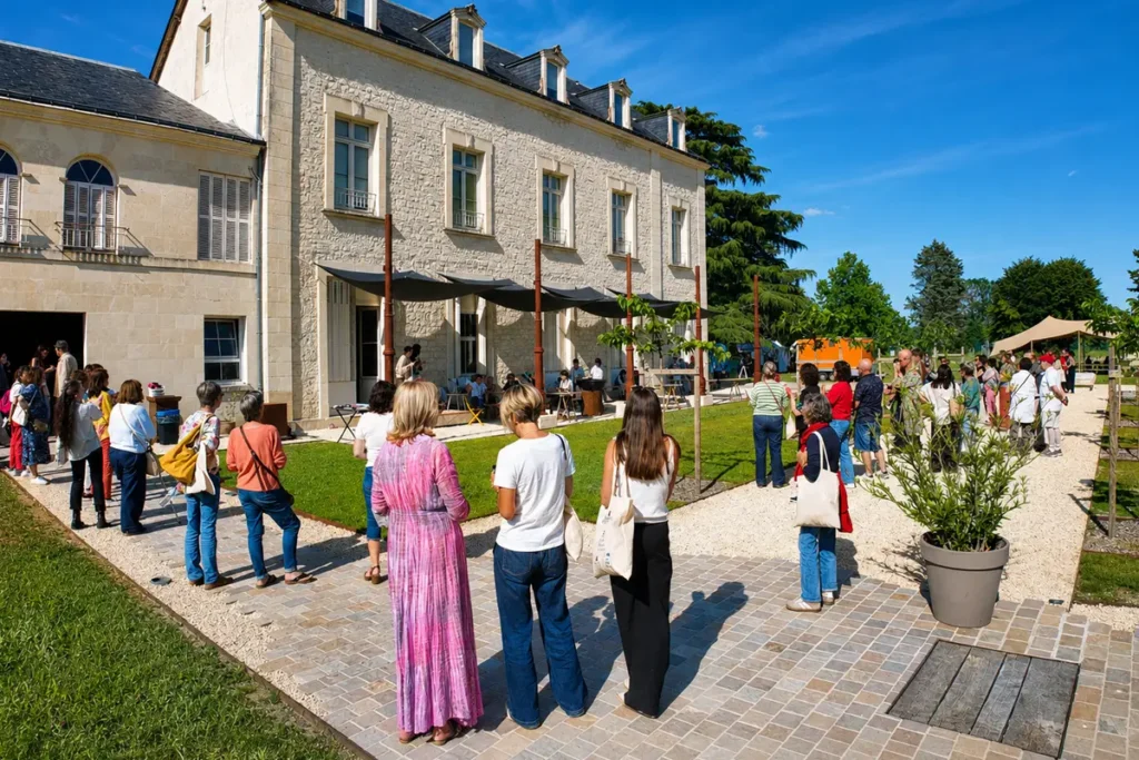Visiteurs du Festival bien-être de Pontourny 2026 dans la cour du Domaine de Pontourny, Beaumont-en-Véron